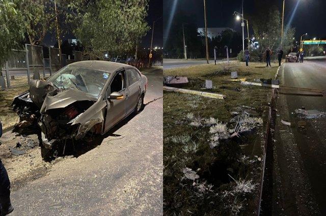 Poste y árbol frenan la velocidad de un sedán en avenida Aguascalientes