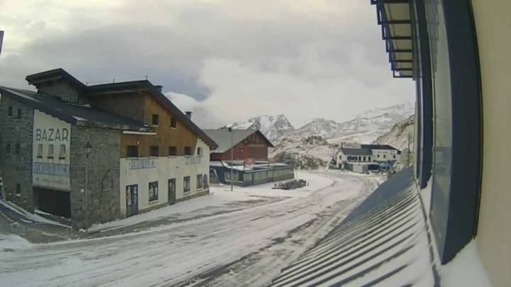 La nieve empieza a caer en Aragón y afecta ya a una carretera del Pirineo