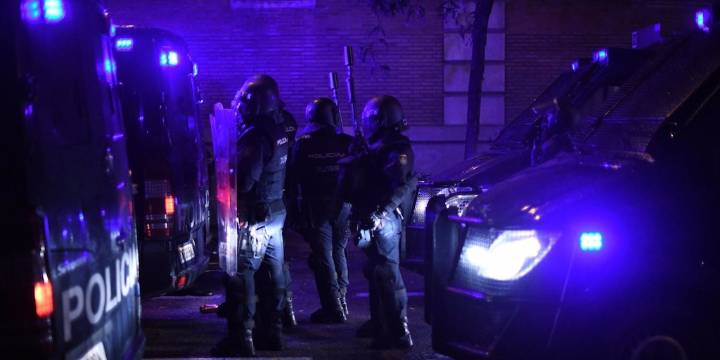 La Policía Nacional detiene a tres personas durante una concentración neonazi frente al Congreso de los Diputados