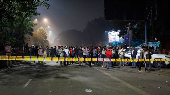 Un auto explotó en una zona turística de Nueva Delhi y provoco la muerte de varias personas