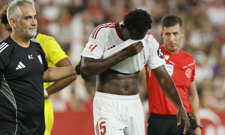 El defensa francés Nianzou, baja varias semanas por una lesión en el bíceps femoral