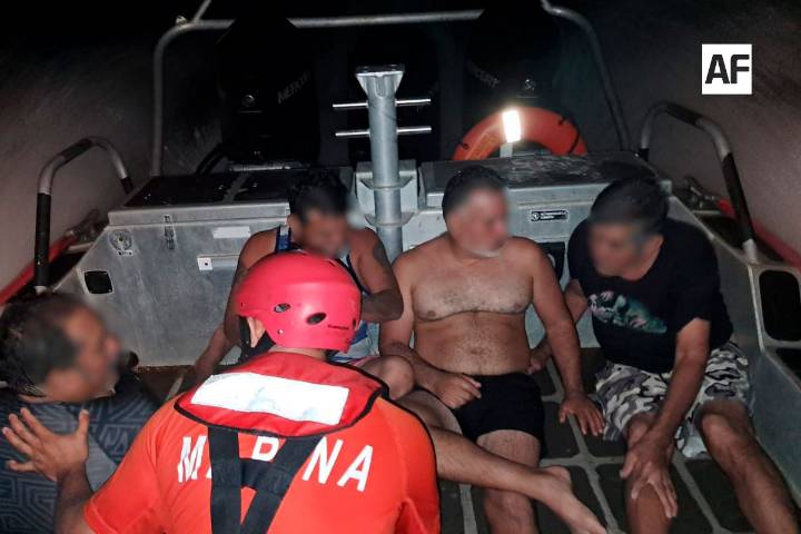 Marina rescata a cuatro personas en peligro de ahogamiento en Bahía de Banderas, Nayarit