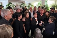 '¡Fuera, fuera!', gritan a Bedolla en velorio de Manzo