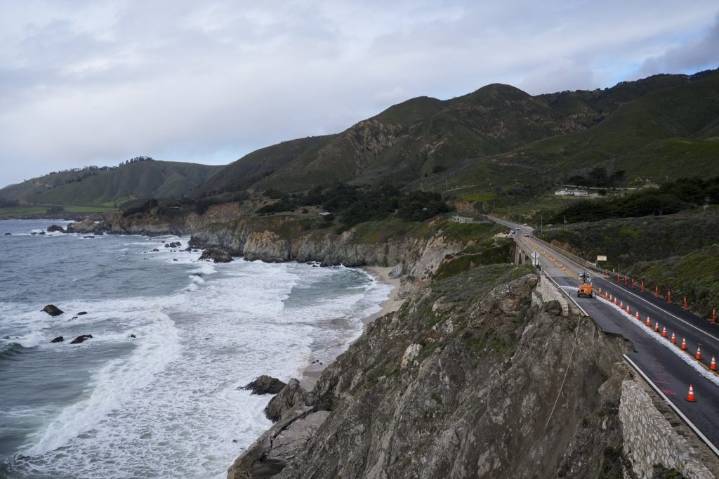 Calgary man dies trying to rescue daughter swept up by large California wave