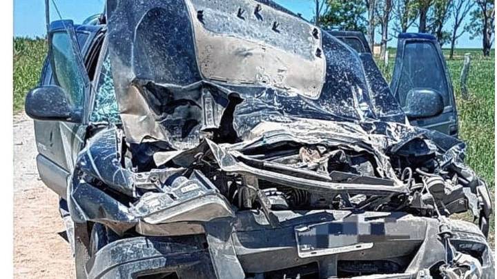 Libertador San Martín: una camioneta colisionó contra un camión en camino rural
