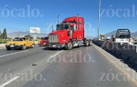 Trailero invade carril y causa percance vial sobre el bulevar Fundadores