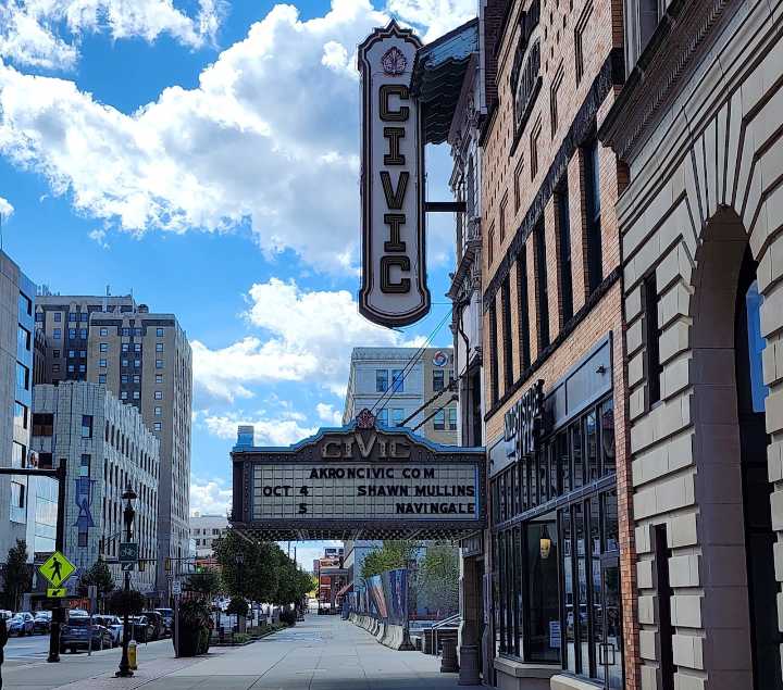 1-day free screenings of Christmas movies scheduled at classic theater