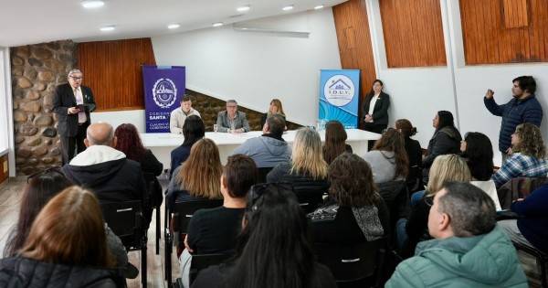 El Gobierno Provincial gestionó las firmas de escrituras para familias que esperaron más de 10 años, en El Calafate