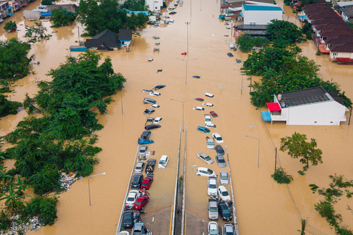 Cifra de muertos por inundaciones en Tailandia llega a 145; menor nivel de agua revela devastación