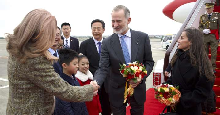 El error de protocolo de China con las flores en el comienzo de la visita de los Reyes Felipe y Letizia