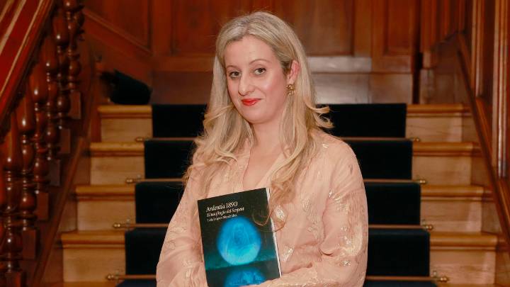 Lola López-Menéndez, escritora: «Toda la saga comienza igual: noche de San Juan, iglesia de San Nicolás»