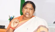 Seethakka lashes out as farmers stop her convoy in Kamareddy