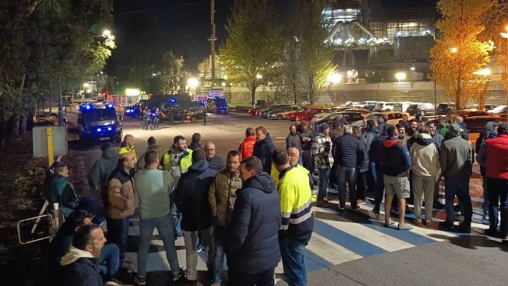 La huelga de los trabajadores paraliza la actividad de Ence en Pontevedra en medio de un fuerte control policial