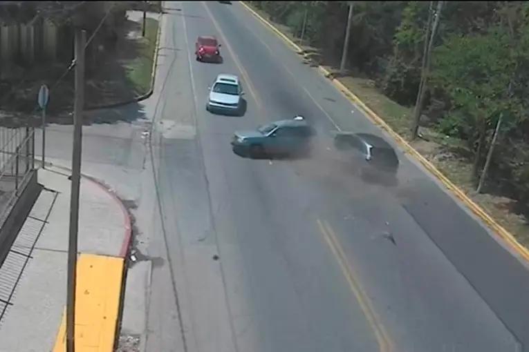 Video: un choque entre tres autos dejó a dos mujeres hospitalizadas en Córdoba