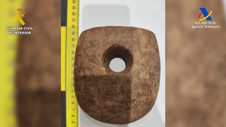 Aseguran en el aeropuerto de Bilbao objetos considerados patrimonio histórico de México y Ecuador