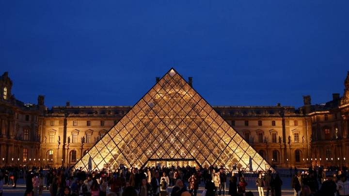 Robo al Museo del Louvre: presentan ante el juez a varios de los arrestados ante una posible imputación