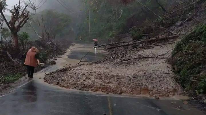 Lluvias en Tenango de Doria: Deslave bloquea carretera de Huasquilla