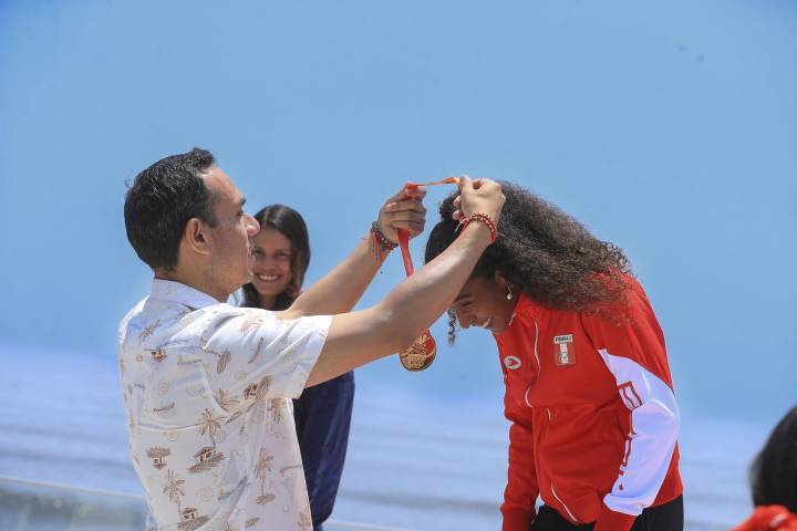 Juegos Bolivarianos: Presidente Jerí lideró premiación a peruanos que dominaron en surf
