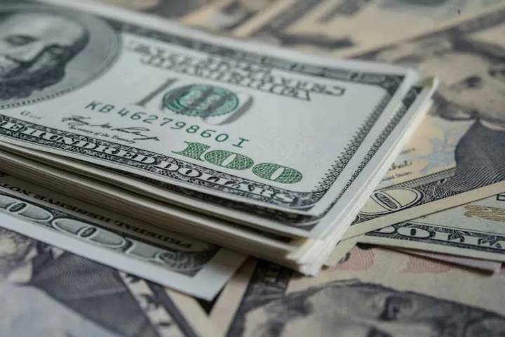 El dólar cerró en los $1.500 en el Banco Nación y el mayorista quedó a sólo $15 del techo de la banda
