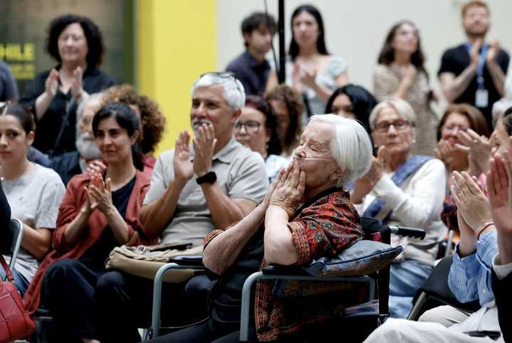 Delfina Guzmán recibe Medalla al Mérito Cultural Profesor Pedro de la Barra de la U. de Chile