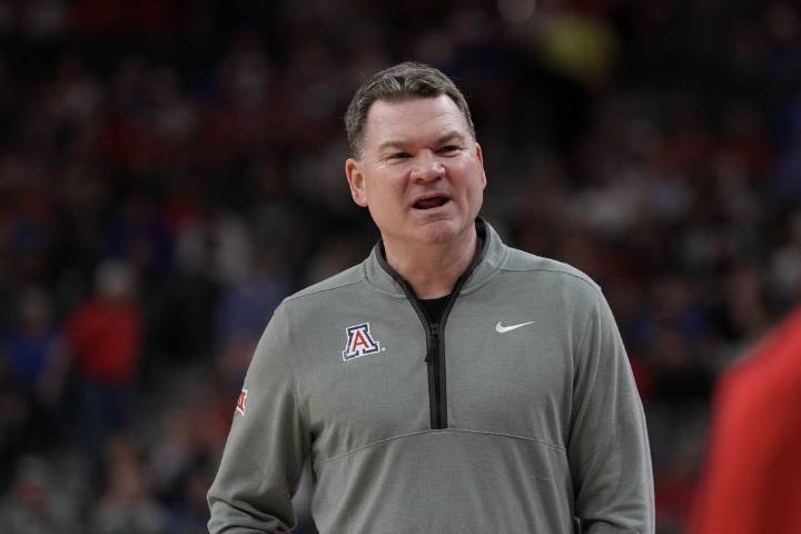 Deadspin | No. 4 Arizona halts No. 3 UConn's 36-game non-conference win streak