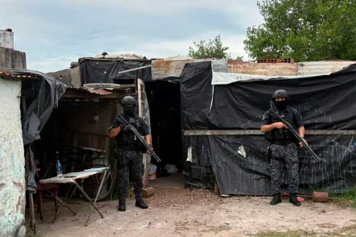 Allanamiento por narcomenudeo en San Salvador: identificaron a tres mayores y tres menores