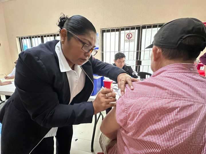 VACUNARSE ES VITAL PARA EL CONTROL DE INFECCIONES RESPIRATORIAS EN TEMPORADA INVERNAL