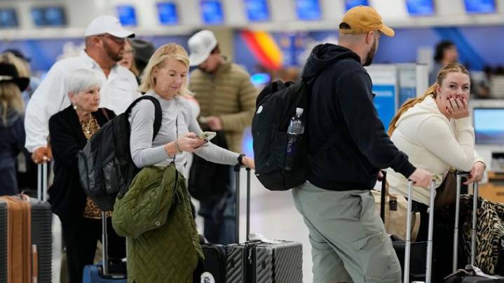 Thanksgiving travel forecasts point to typically busy airports, roads and trains
