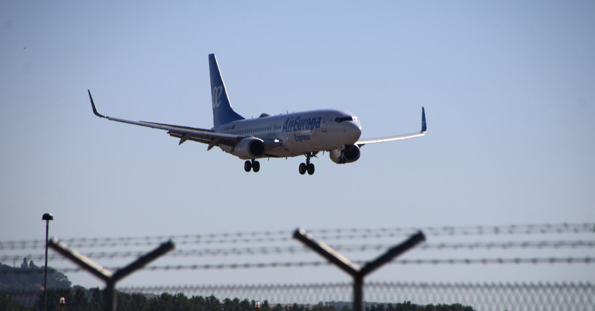 La Junta solicita que determinadas conexiones aéreas de la Comunidad sean declaradas obligaciones de servicio público para favorecer su conectividad