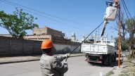 Electricidad de la Municipalidad realiza mejoras del alumbrado en el barrio Cáceres