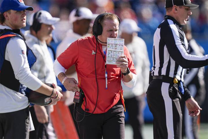 Chiefs’ Steve Spagnuolo showered with applause for shutting down Colts offense
