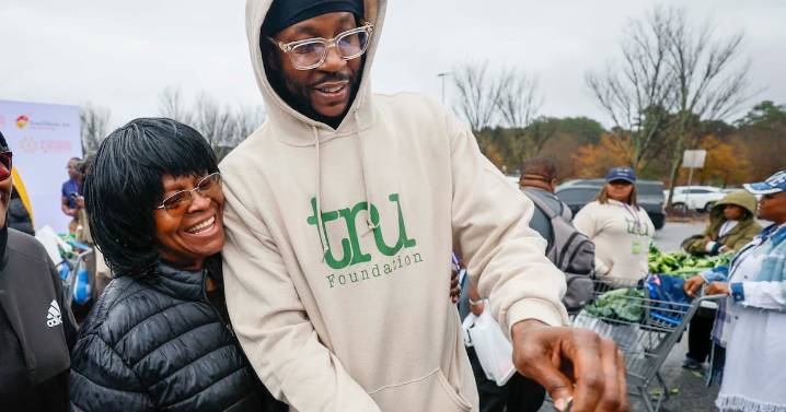 Atlanta rapper 2 Chainz, Walmart feed over 100 families for Thanksgiving