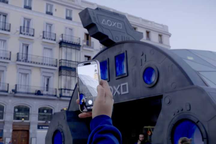 Las ciudades se están convirtiendo en parques temáticos. La "nave" que ha aterrizado en Madrid es el último ejemplo