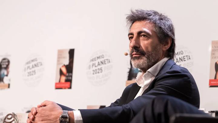 El hijo de Juan del Val, Pau, invitado estelar en la presentación del Premio Planeta que ha ganado su padre