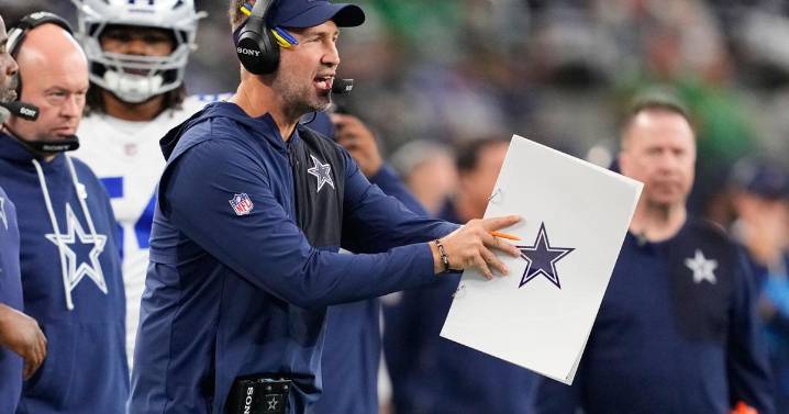 Cowboys don't challenge after refs miss tipped ball on roughing the punter call