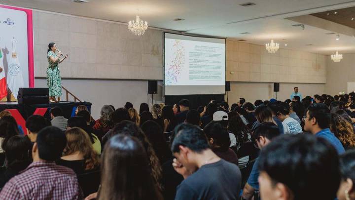 Analizan desafíos económicos en congreso universitario