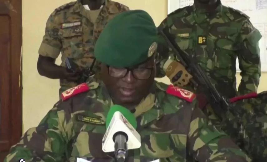 Soldados de Guinea-Bisáu anuncian un líder de junta, consolidando su golpe días después de elección