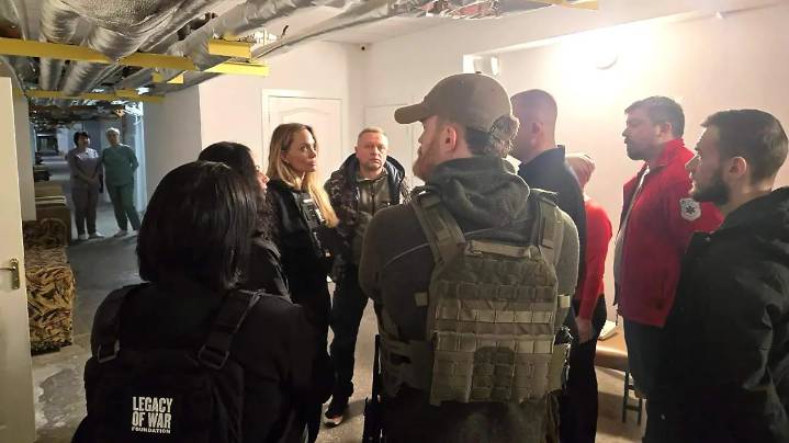 Con chaleco antibalas, Angelina Jolie visita un hospital en Ucrania en medio del conflicto con Rusia