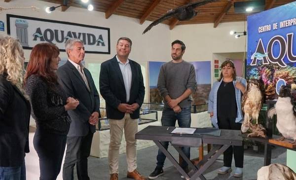 Municipio firmó acuerdo con Museo Salesiano para exhibir ejemplares del Fondo de Ciencias Naturales en Aquavida