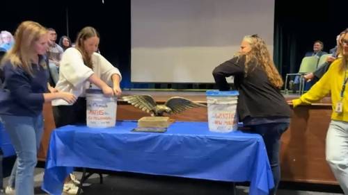 West Babylon Junior High School students open 30-year-old time capsule with pager, books inside