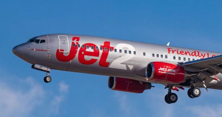 Jet2 plane circles over Merseyside for more than an hour as it does 'at least 15 laps'
