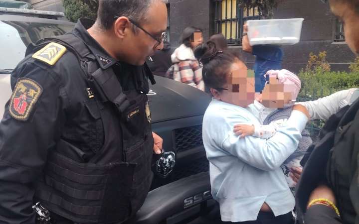 Bebé se asfixiaba con una hoja de árbol hasta que policías auxiliaron