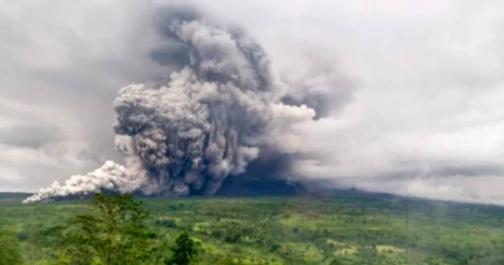 Erupción repentina del volcán Semeru en Indonesia desata alerta máxima y provoca evacuaciones