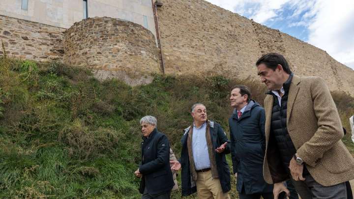 Mañueco visita la muralla romana de Astorga en trabajos de recuperación
