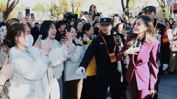 La Reina echa flores a China donde desata la 'letimanía'