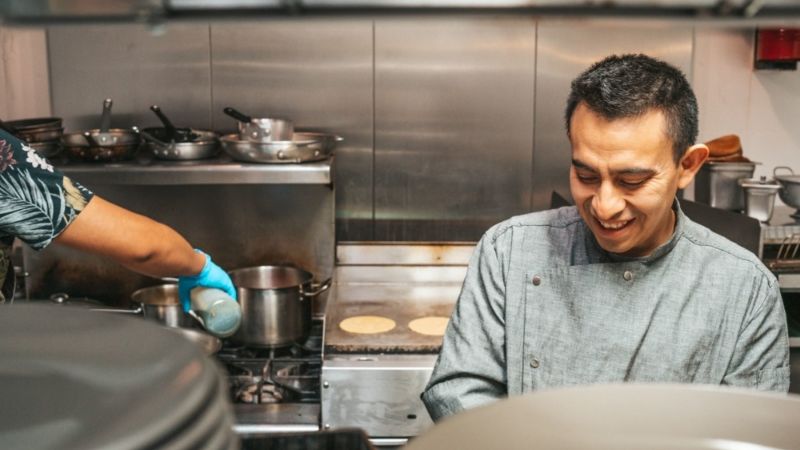 Un querido chef mexicano fue detenido por ICE en Nueva Jersey. Su comunidad salió a apoyarlo incondicionalmente