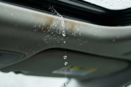 ¿Te llueve también dentro del carro? Esto puede ser la causa