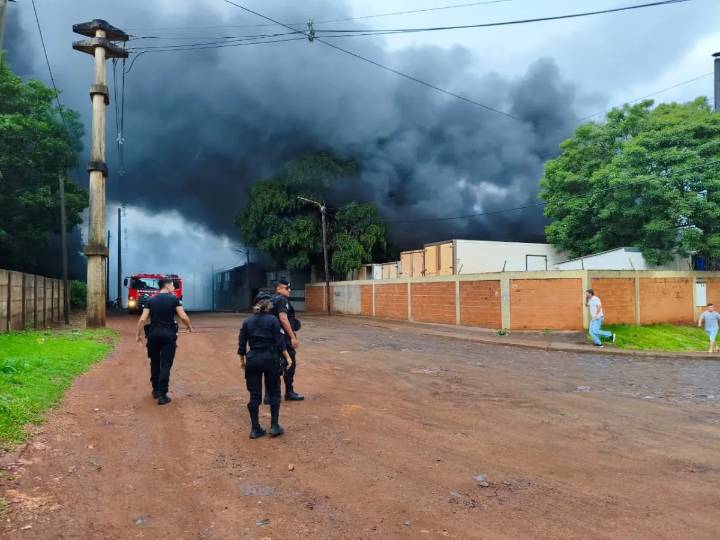 Fuego se expandió al interior del frigorífico San Isidro en Garupá y hay peligro de explosión