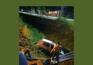 Cayó de trompa un KIA al caño Delfín Mendoza en Tucupita