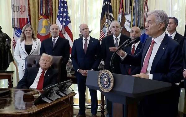 Captan a Trump dormido en eventos de la Oficina Oval